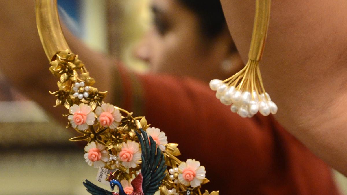 UPDATE 2-Indian jeweller Joyalukkas withdraws $278 mn IPO