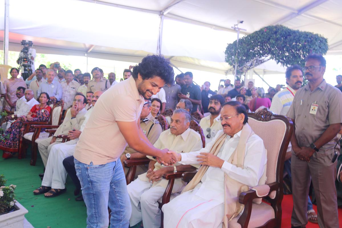 Actor Nani greets Venkaiah Naidu