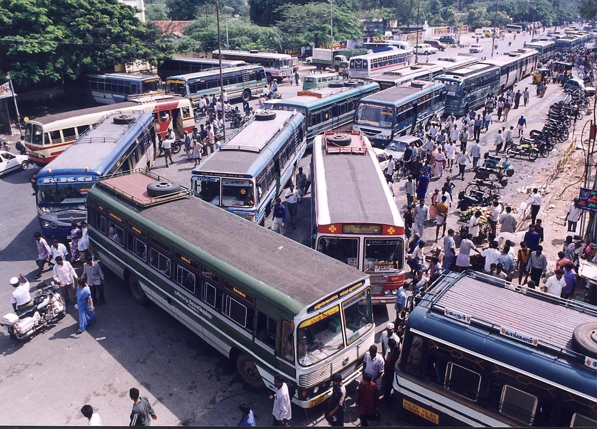 As the strike by Tamil Nadu government transport employees intensified, private buses flood Coimbatore on November 16, 2001