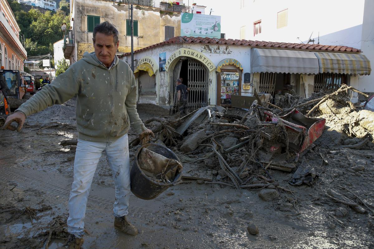 Italy rescuers search for a dozen missing after landslide