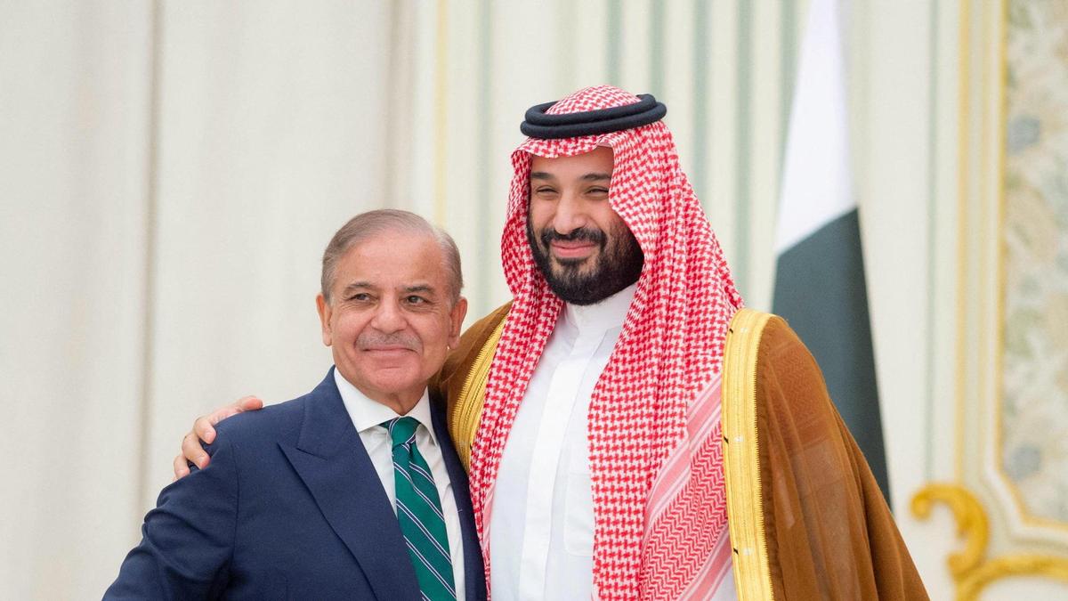 Sharif briefs Saudi Crown Prince as Pakistan pushes to mediate U.S.-Iran talks