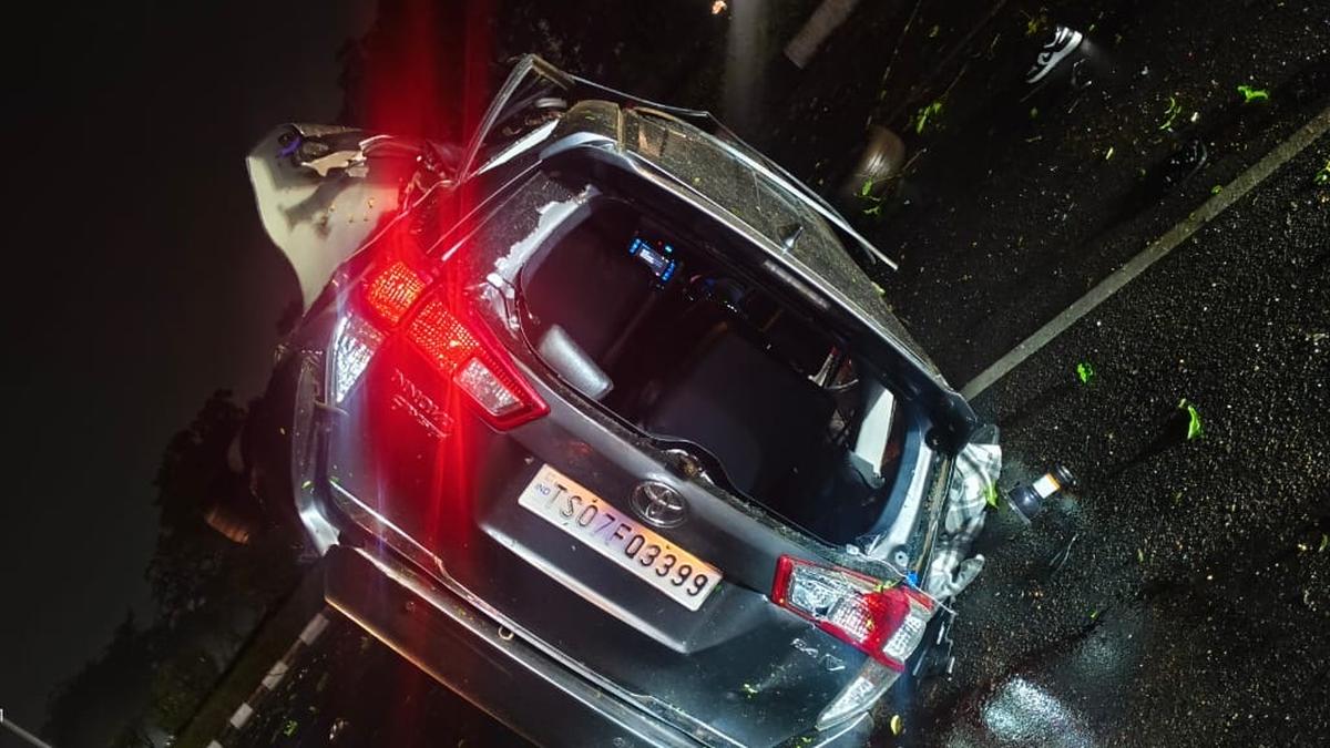 Speeding vehicle crashes into divider on ORR near Abdullapurmet; 25-year-old woman techie killed, seven injured