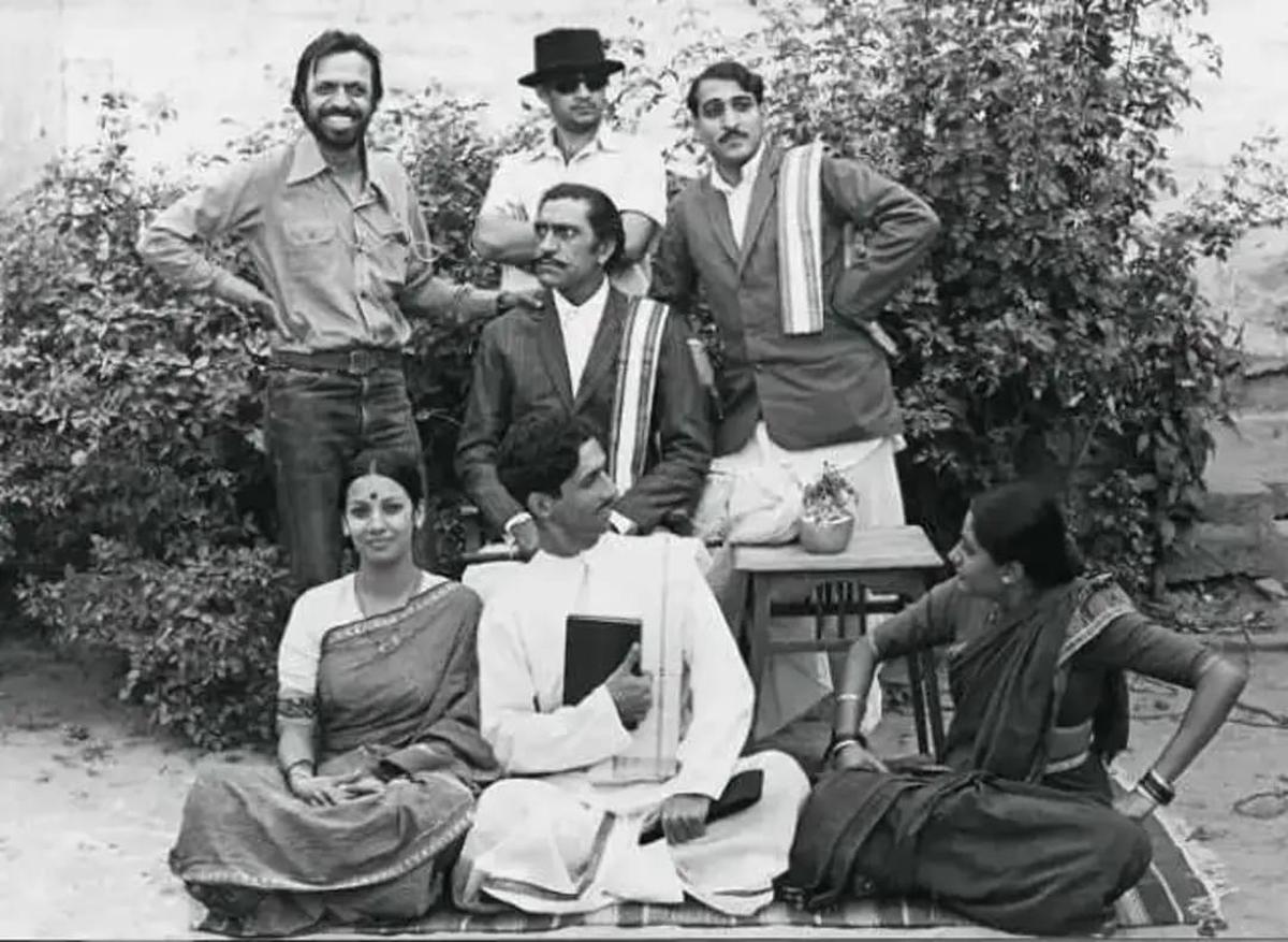 Amrish Puri, Nana Patkar, Amita Patil, Naseeruddin Shah and Shabana Azmi with Benegal