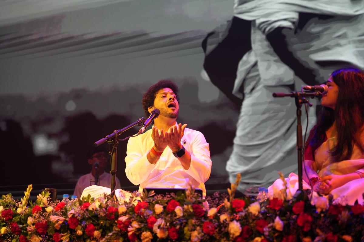 Mahesh, a disciple of Pt. Jitendra Abhisheki, presented a bhajan composed by himself in Raag Kalyan/Aiman.