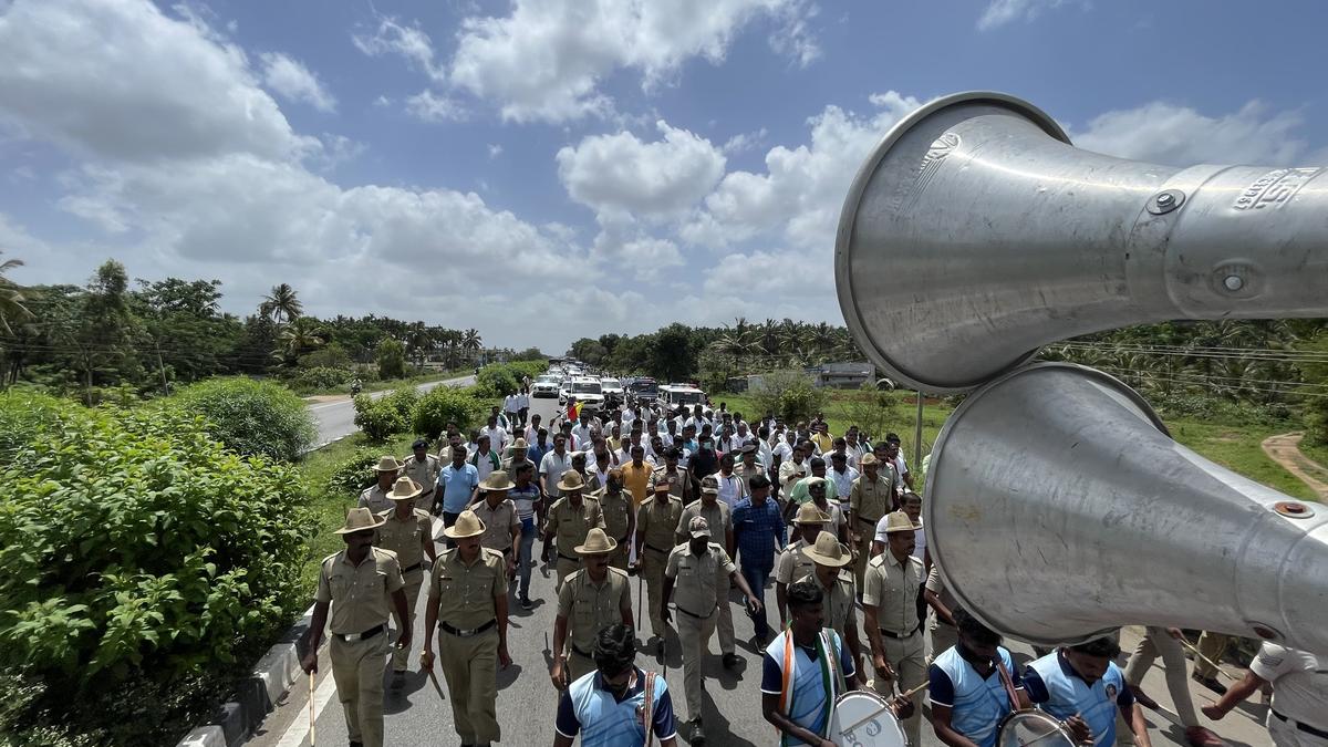 Traffic movement on the Bengaluru-Mangaluru national highway was disrupted near Solur on June 5 as a large number of farmers from Magadi taluk took out a protest march seeking the implementation of the Hemavati Express Link Canal Project.
Traffic movement on the Bengaluru-Mangaluru national highway was disrupted near Solur on June 5 as a large number of farmers from Magadi taluk took out a protest march seeking the implementation of the Hemavati Express Link Canal Project.