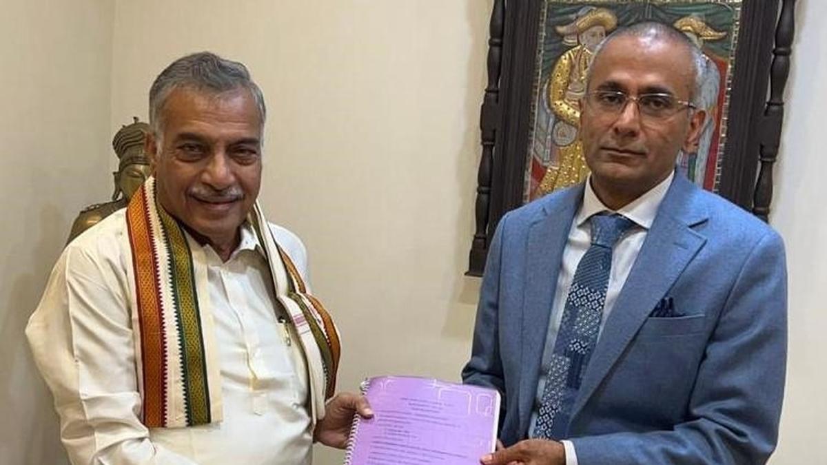 Yarlagadda roots for official language status to Hindi at UN