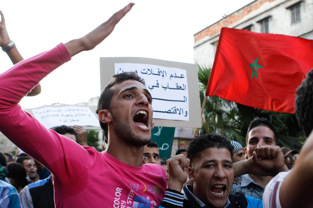 وردد المتظاهرون دعوة جماهيرية لمزيد من الديمقراطية في المملكة الواقعة في شمال إفريقيا خلال مسيرة نظمتها حركة الربيع العربي المغربية في الدار البيضاء ، المغرب في عام 2011. 