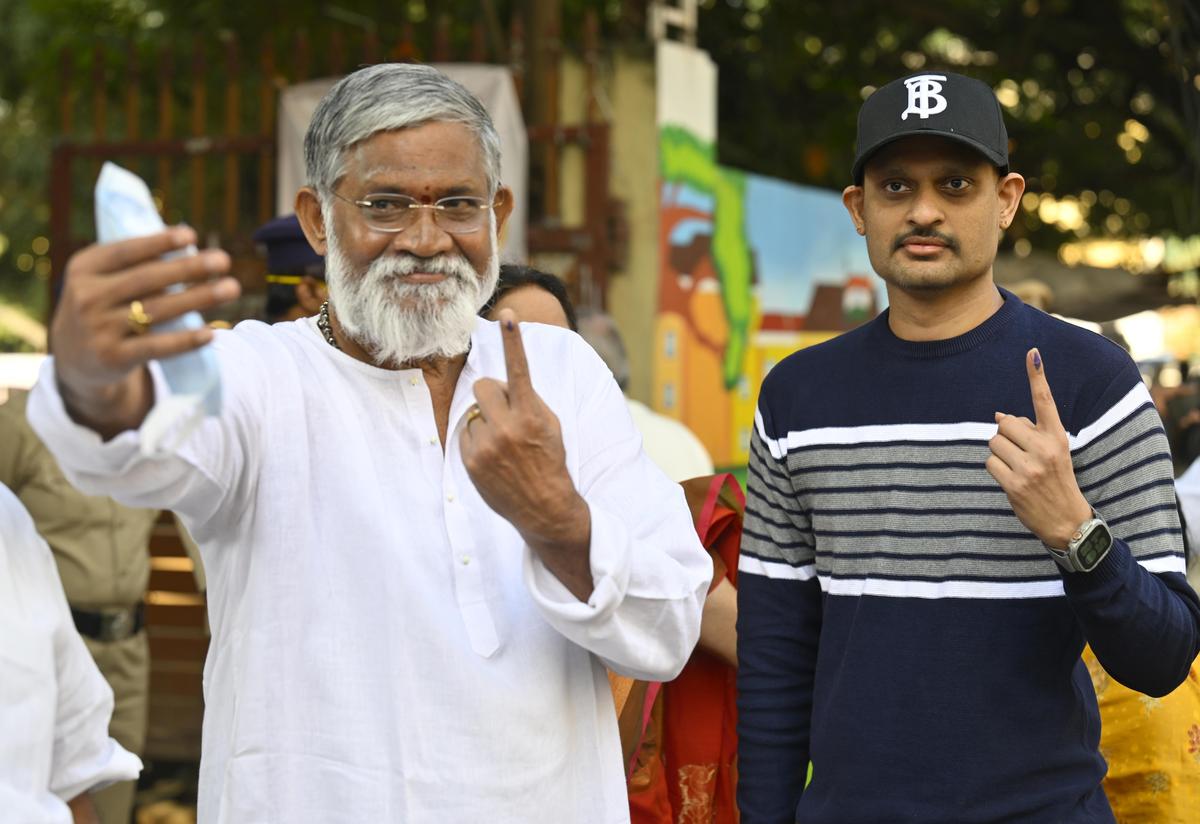 मंगलवार को हैदराबाद में अपना वोट डालने के बाद अभिनेता तनिकेला भरानी।