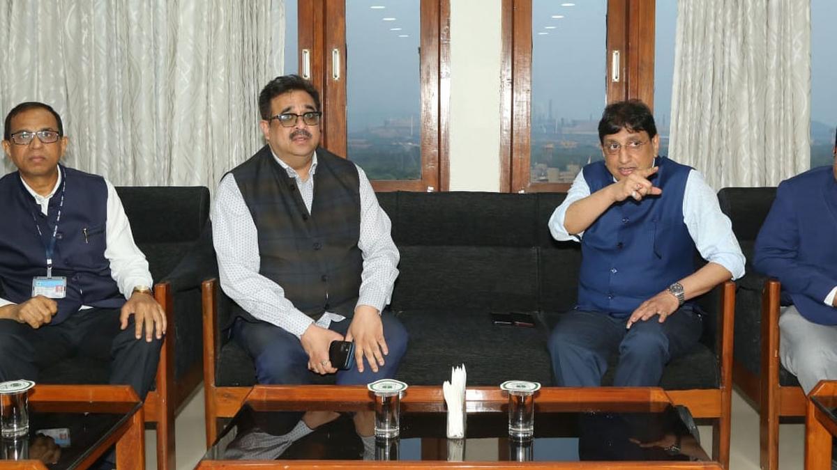 IREL CMD holds discussions with RINL CMD on emerging steel technologies