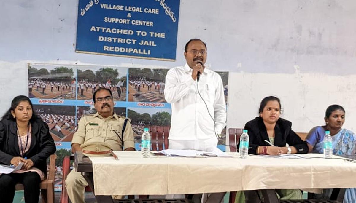 Senior civil judge explains to jail inmates about their rights at awareness programme