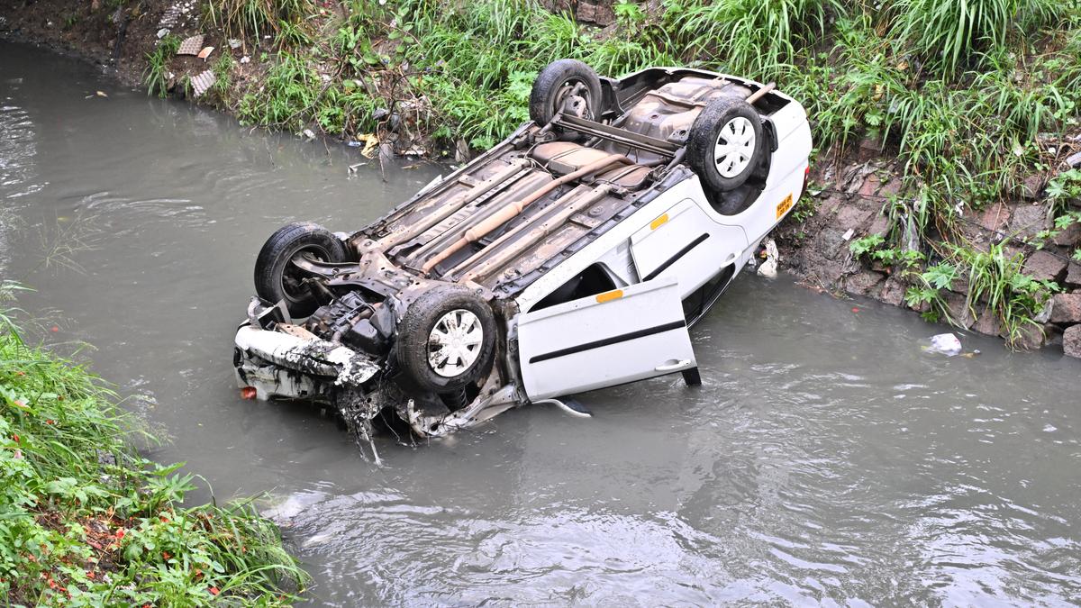 Driver escapes with minor injuries after car plunges into canal in Coimbatore