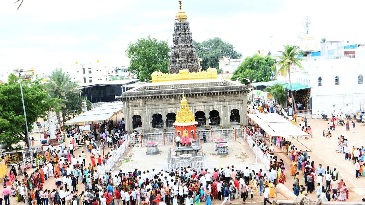 Devotees throng Sharanabasaveshwar temple on third Monday of Shravanamasa