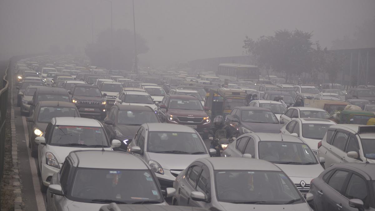Dense fog envelops Delhi, delays trains