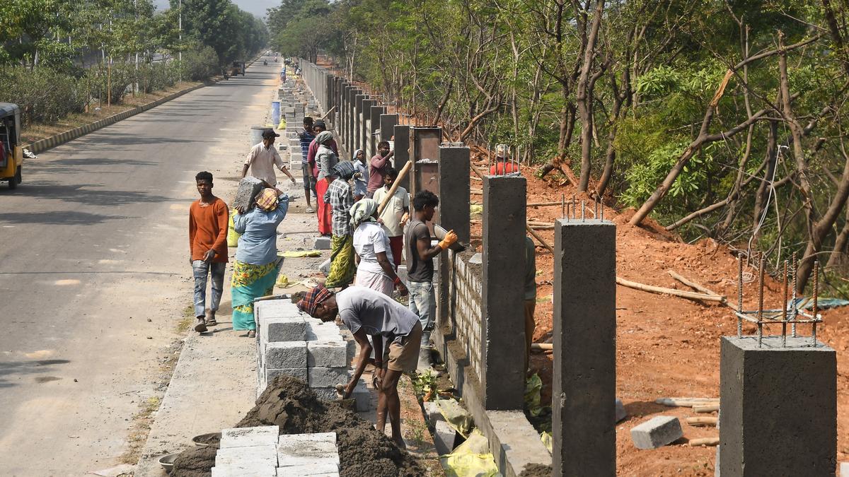 Opposition up in arms against building of wall around Mudasarlova Park in Visakhapatnam