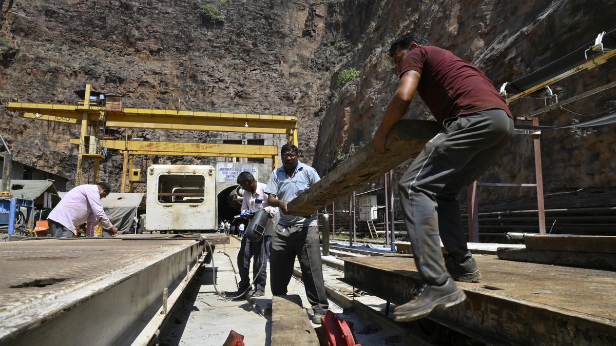 SLBC tunnel collapse: Family members of trapped Jharkhand workers leave for Telangana