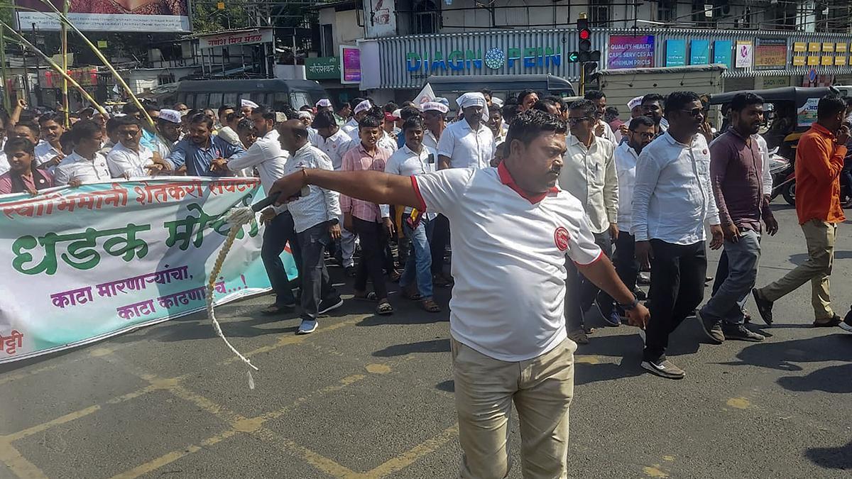 Farmer Leader Raju Shetti On The Warpath Over Frp Payment To Sugarcane Farmers Stages Protest 8267