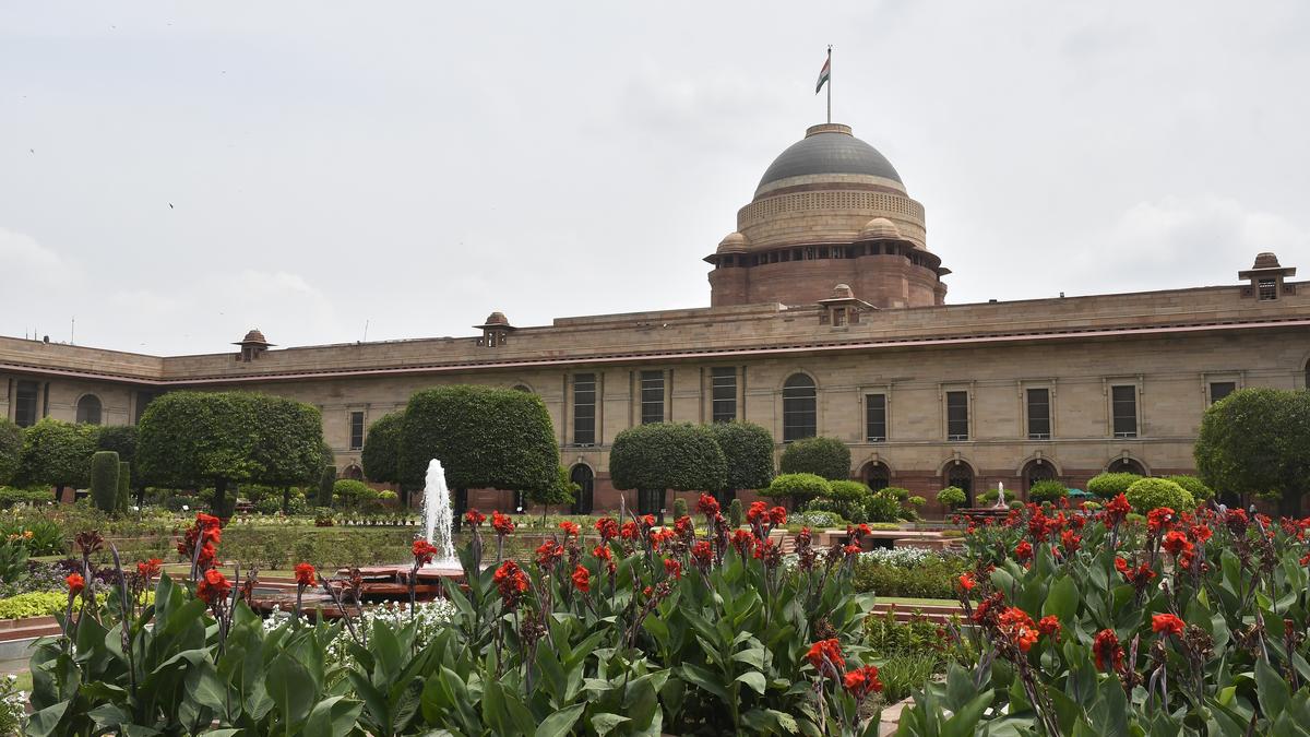 https://th-i.thgim.com/public/incoming/qxs19l/article68290831.ece/alternates/LANDSCAPE_1200/Media_Preview_Amrit_Udyan_13_08_Delhi_5.jpg