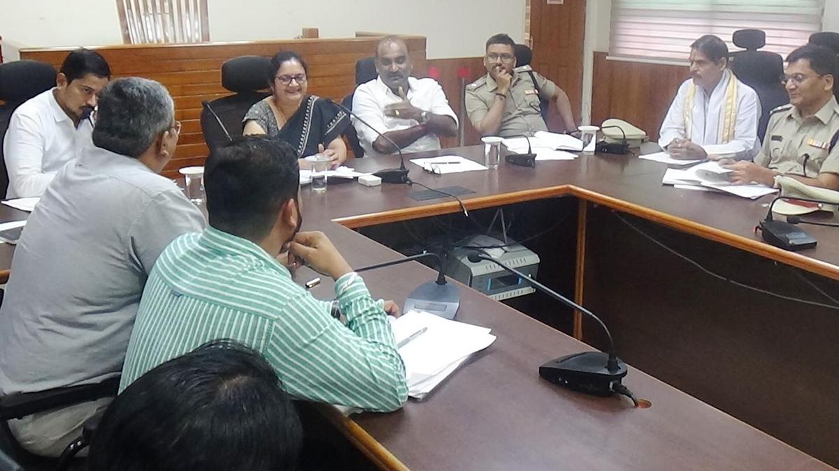 Arrange basic facilities during Udupi Paryaya, Deputy Commissioner tells officials