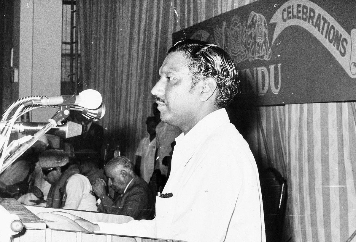 NVN Somu interviene a un incontro in qualità di presidente del sindacato dei dipendenti dell'ufficio indù a Madras.