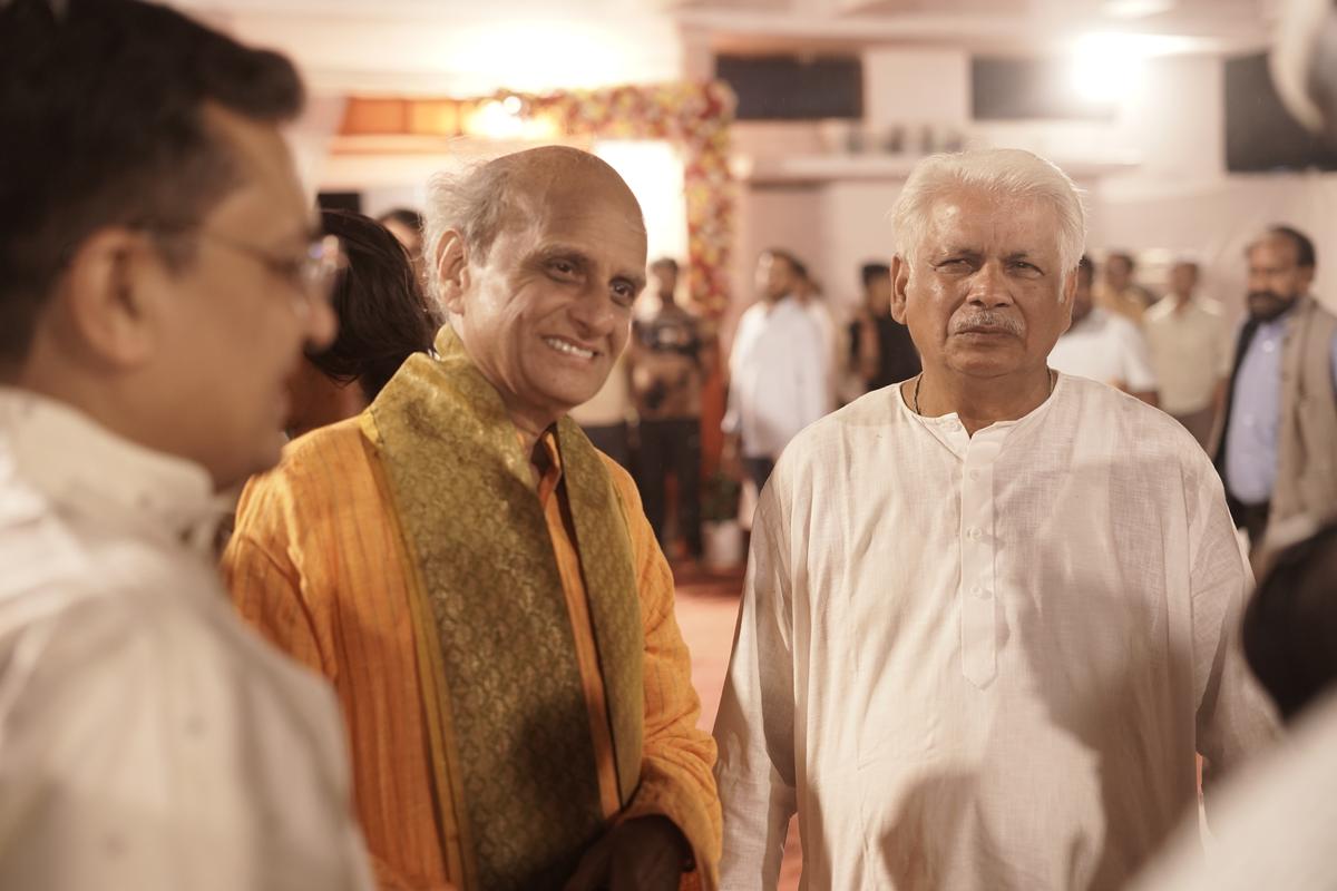 पं. विश्वंभर नाथ मिश्र के साथ प्रो. महोत्सव में उल्हास कशालकर।