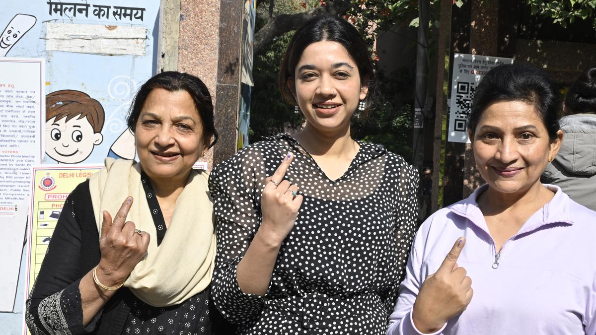 https://th-i.thgim.com/public/incoming/qzh89a/article69184196.ece/alternates/LANDSCAPE_1200/20_Polling_Day_05_02_Delhi.jpg