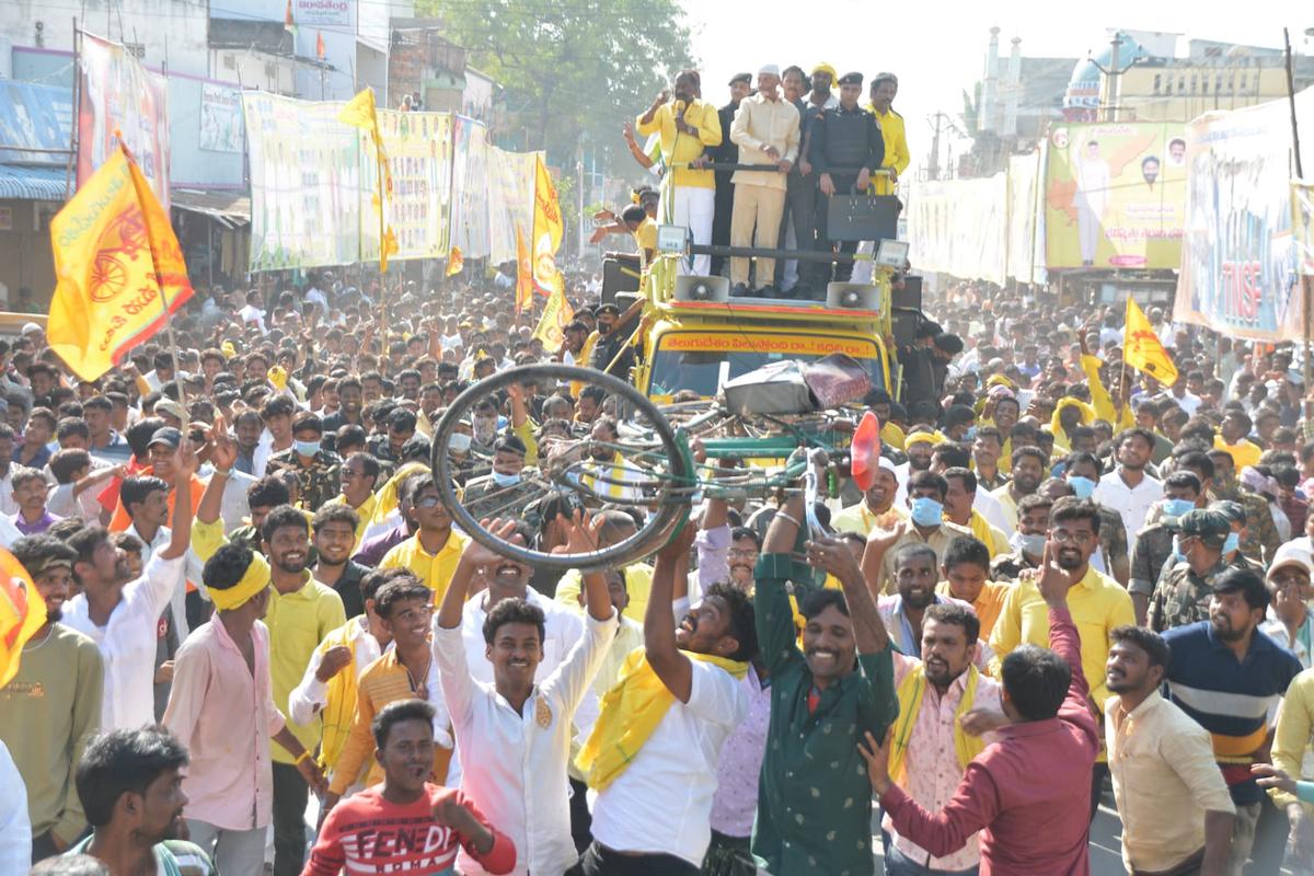 Elections in 2024 will be my last if people do not elect and send me to Assembly, says Naidu at roadshow in Kurnool district
