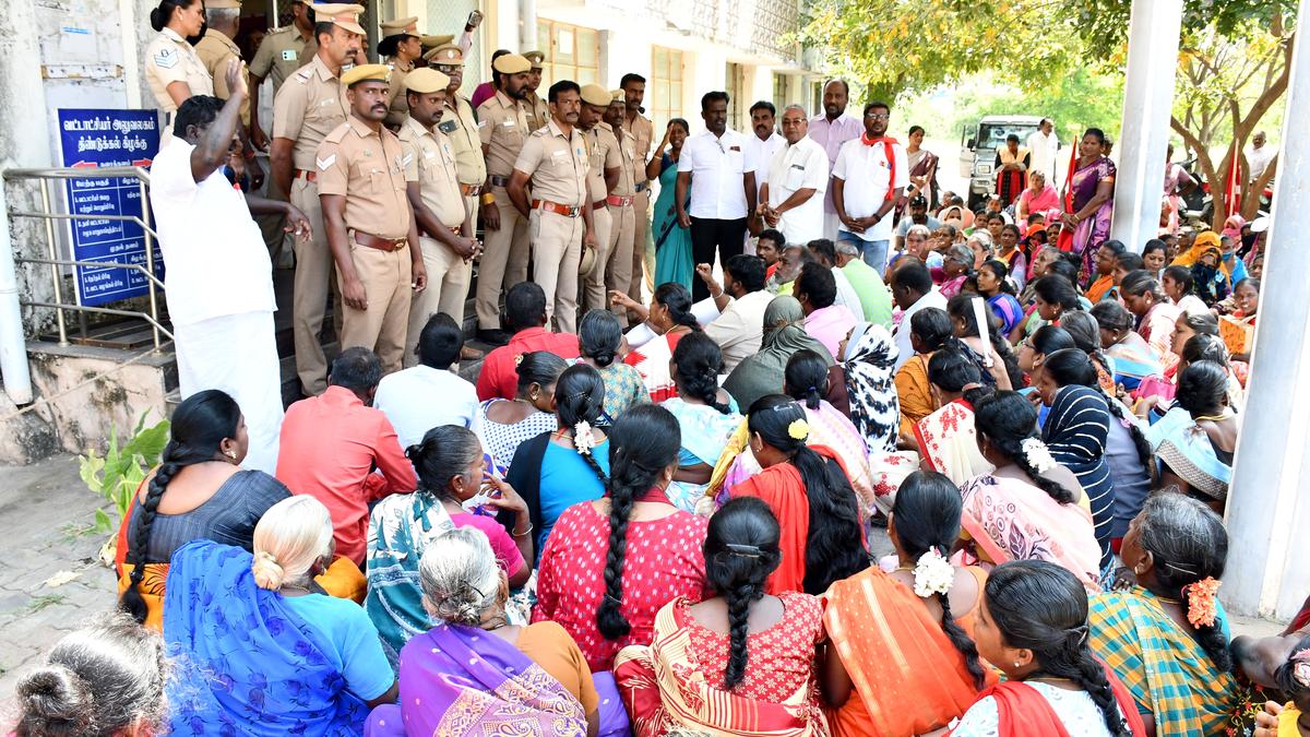 Residents protest seeking patta in Dindigul