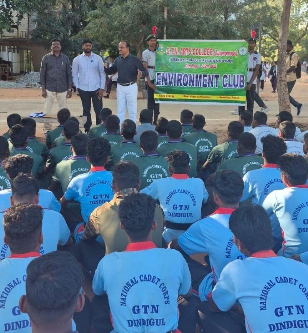 L'Environment Club del GTN Arts College, Dindigul, celebra la Giornata mondiale dell'educazione ambientale.