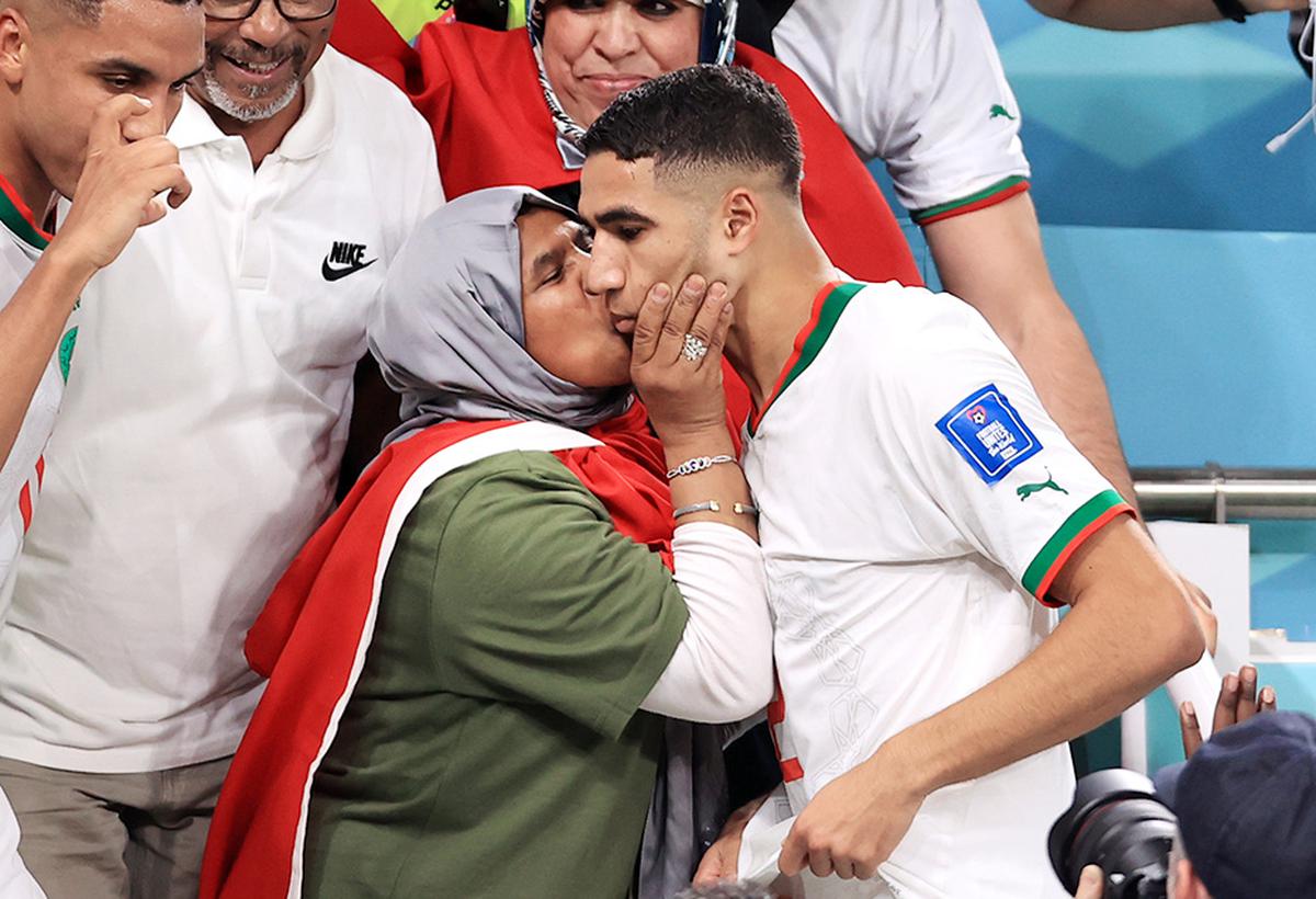 Uno para la posteridad: Hakimi recibió un regalo especial de su madre después del partido de Marruecos contra Bélgica. 