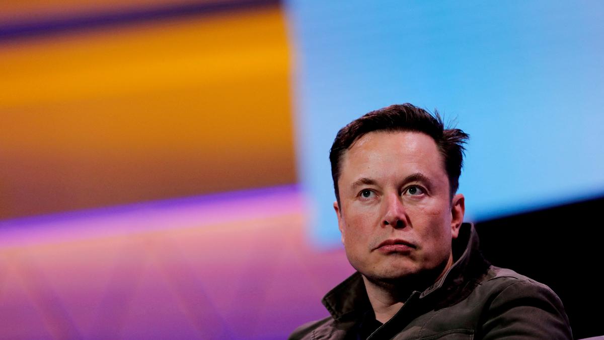 Elon Musk picks a quarrel with Tim Cook