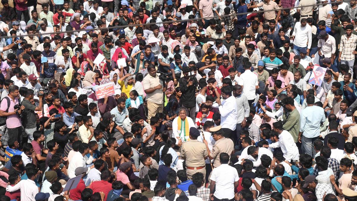 Job aspirants put up a massive protest in Dharwad