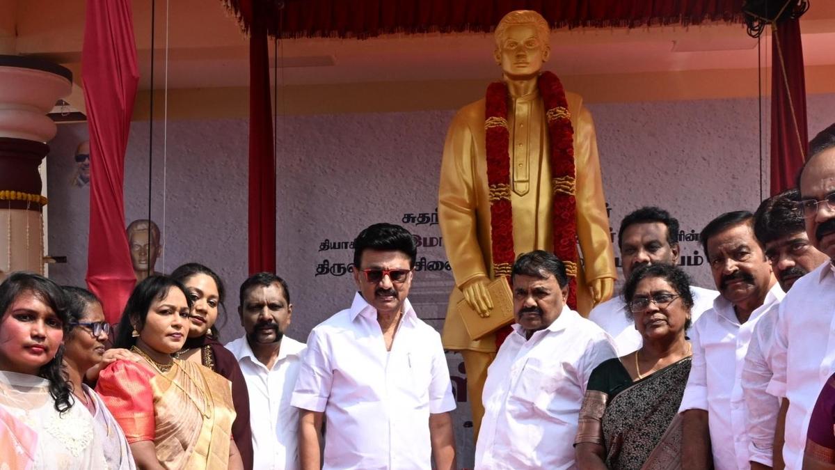 T.N. CM unveils Tyagi Immanuel Sekaran&rsquo;s statue; opens &lsquo;manimandapam&rsquo; in Paramakudi