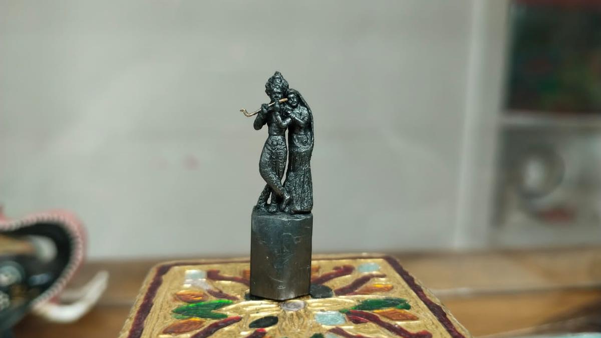 Srikakulam artist creates idols of Radhakrishna with charcoal