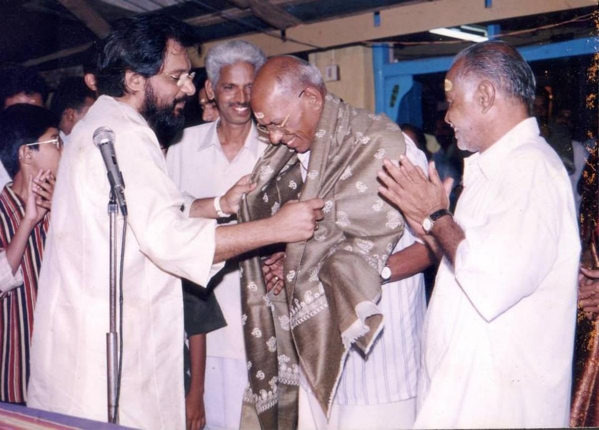 Sivanandan being felicitated by K.J. Yesudas. Sivanandan being felicitated by K.J. Yesudas.