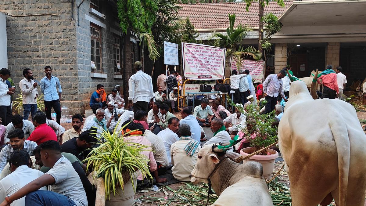 Farmers withdraw protest after Minister gives assurance to resolve land compensation issue