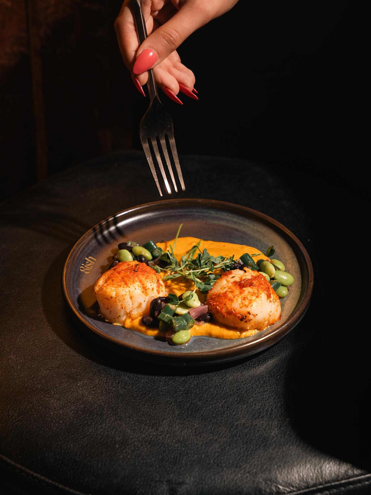 Vieiras Sambuca otgarashi, purê de milho e tempero de edamame