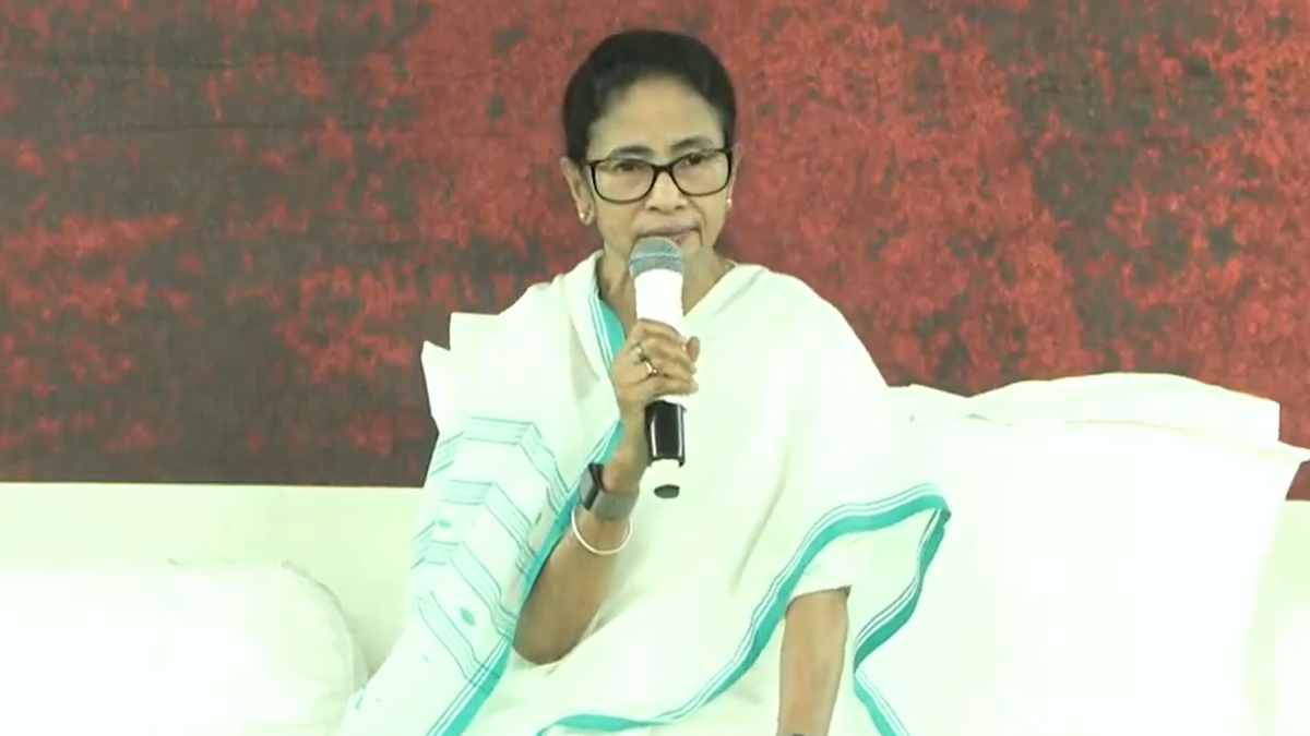 Mamata begins sit-in against voter roll deletions, alleges BJP-EC ‘conspiracy’ ahead of Bengal polls