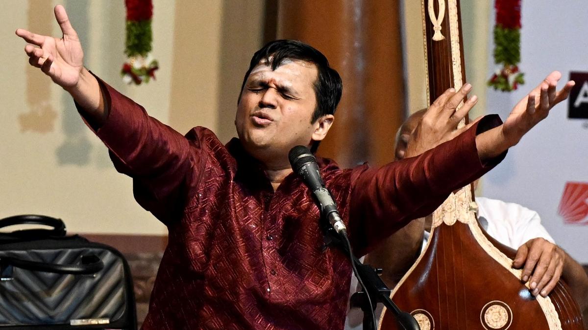 Saketharaman chose to open his concert in a unique format