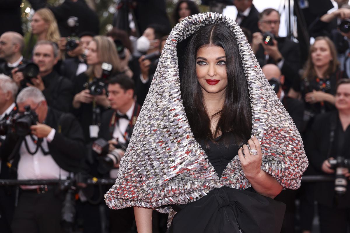 When Aishwarya Rai Bachchan Shut Down The Red Carpet At Cannes With Her  Iconic Cinderella Appearance