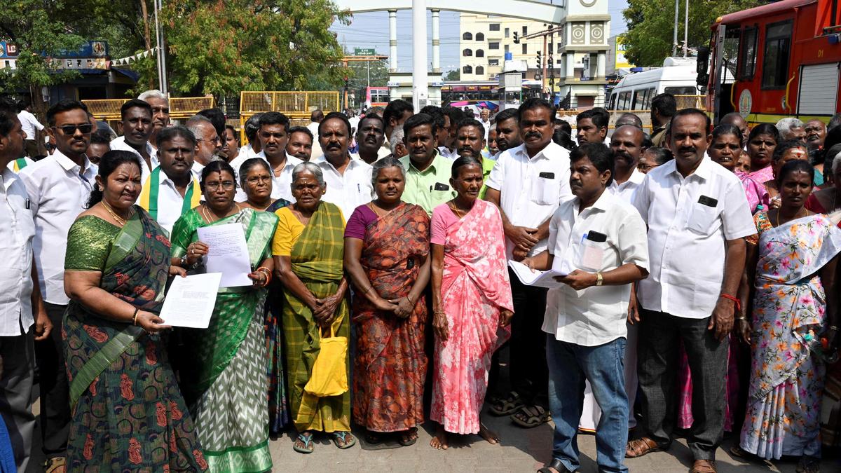 Residents oppose functioning of Tasmac Elite shop in their area in Erode