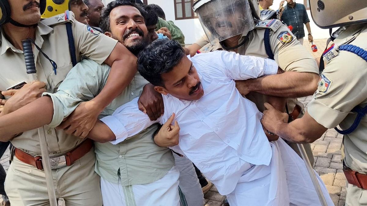 Death of BDS student: KSU, MSF protest at Anjarakandy dental college