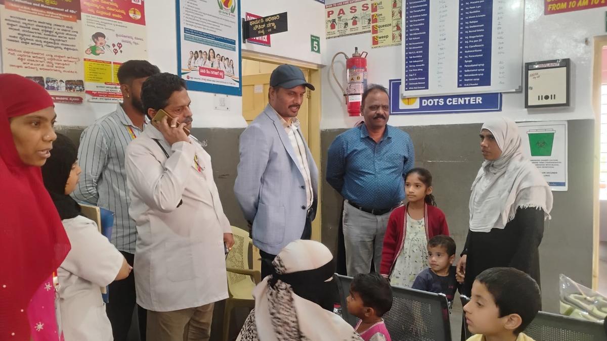 Cholera cases: Addl. DC visits PHC in Shantinagar