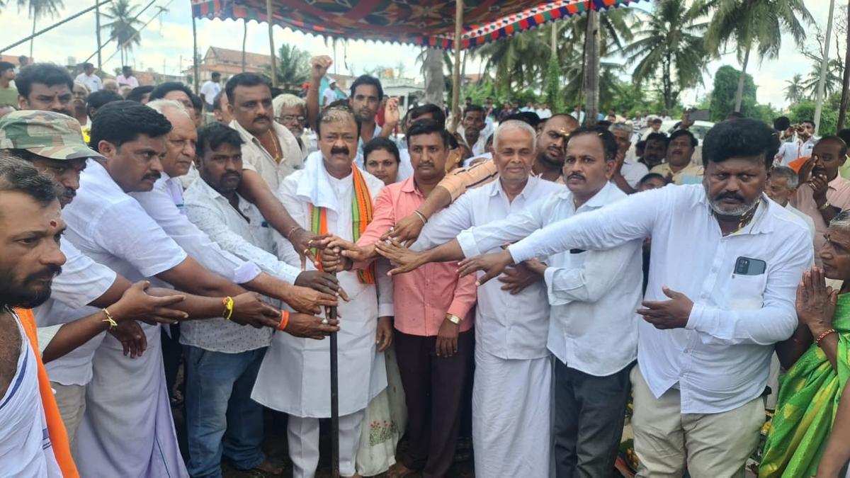 Minister launches works to develop Hosaholalu Chikkakere