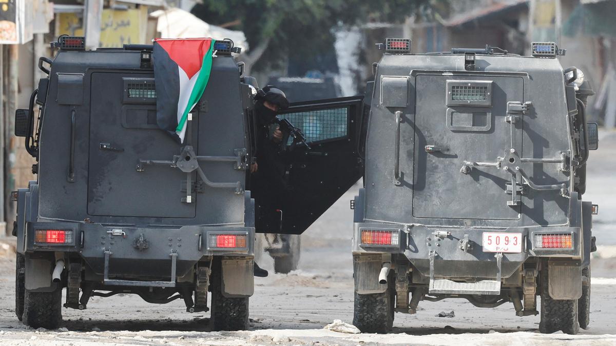 Palestinian security forces clash with militants in West Bank