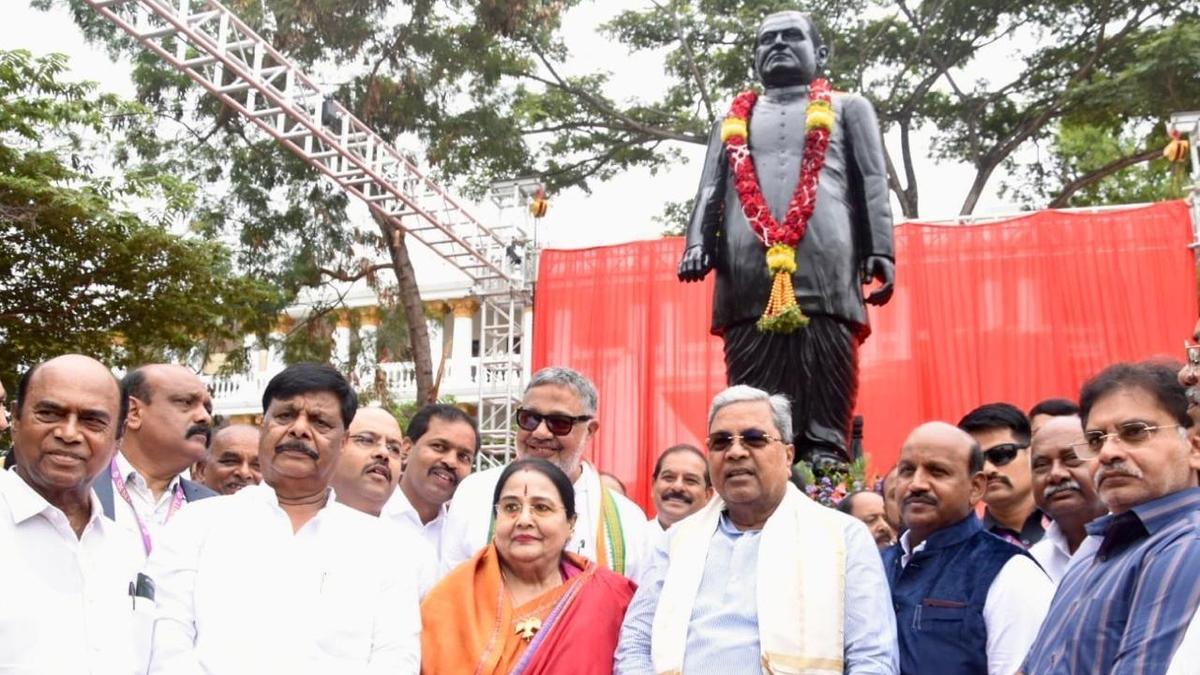 Karnataka CM Siddaramaiah unveils statue of D. Devaraj Urs in Mysuru