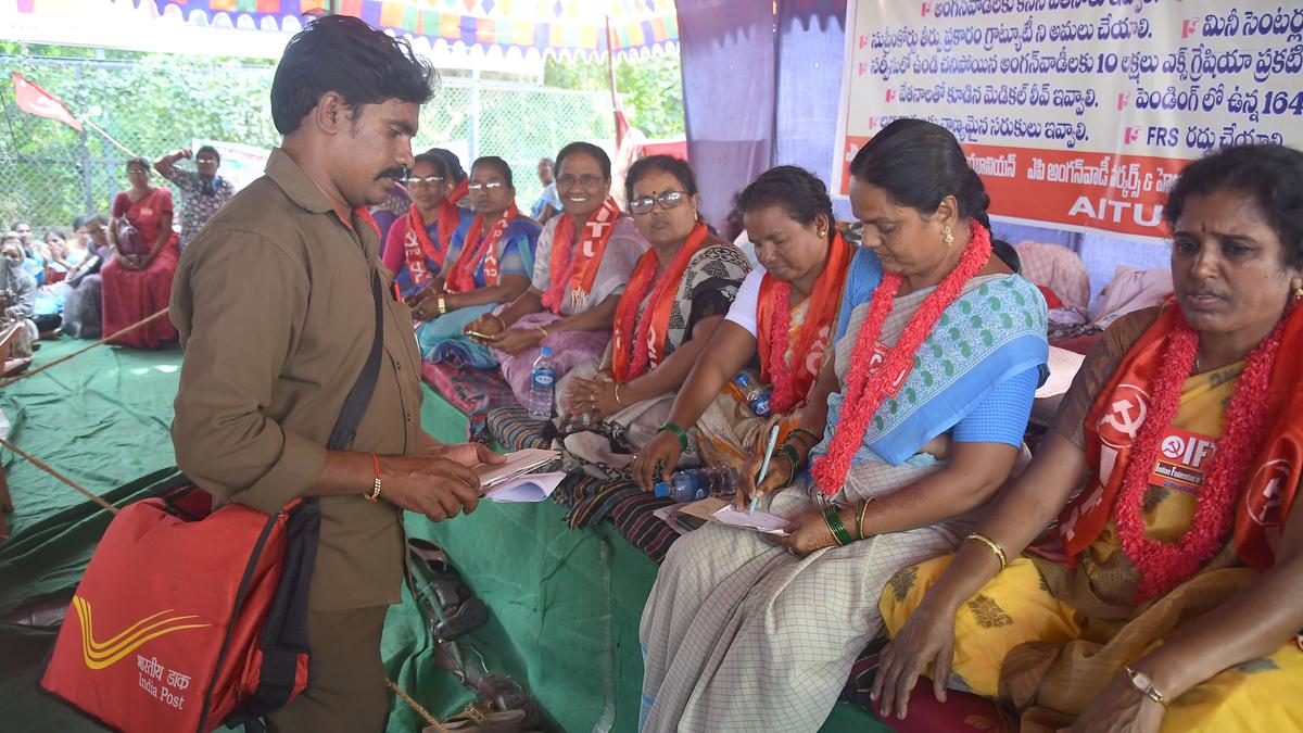 Govt. issues show-cause notice to protesting Anganwadi workers in Andhra Pradesh