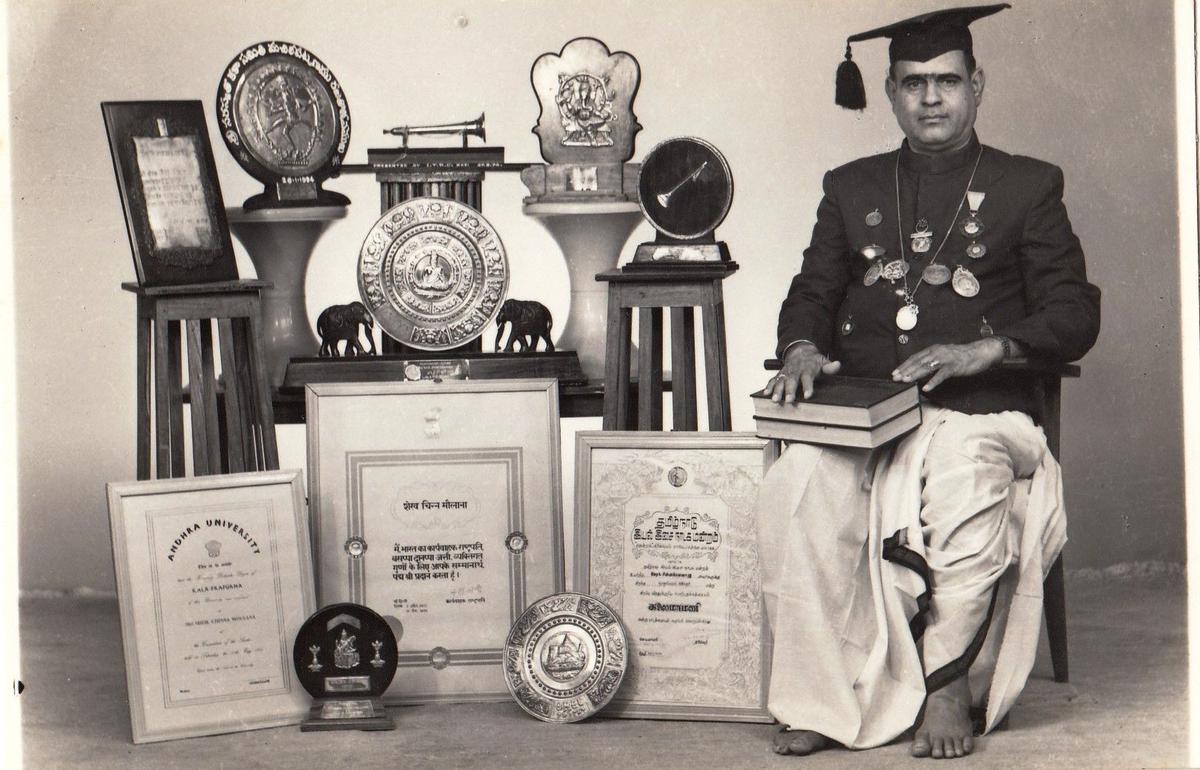 Sheik Chinna Moulana after receiving an honorary doctorate from Andhra University in 1985.