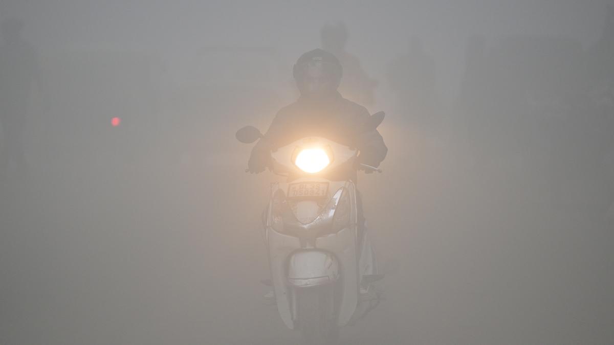 https://th-i.thgim.com/public/incoming/r7srjd/article69107266.ece/alternates/LANDSCAPE_1200/WEATHER%20FOG%2015%2001%20NEW%20DELHI%2018.JPG