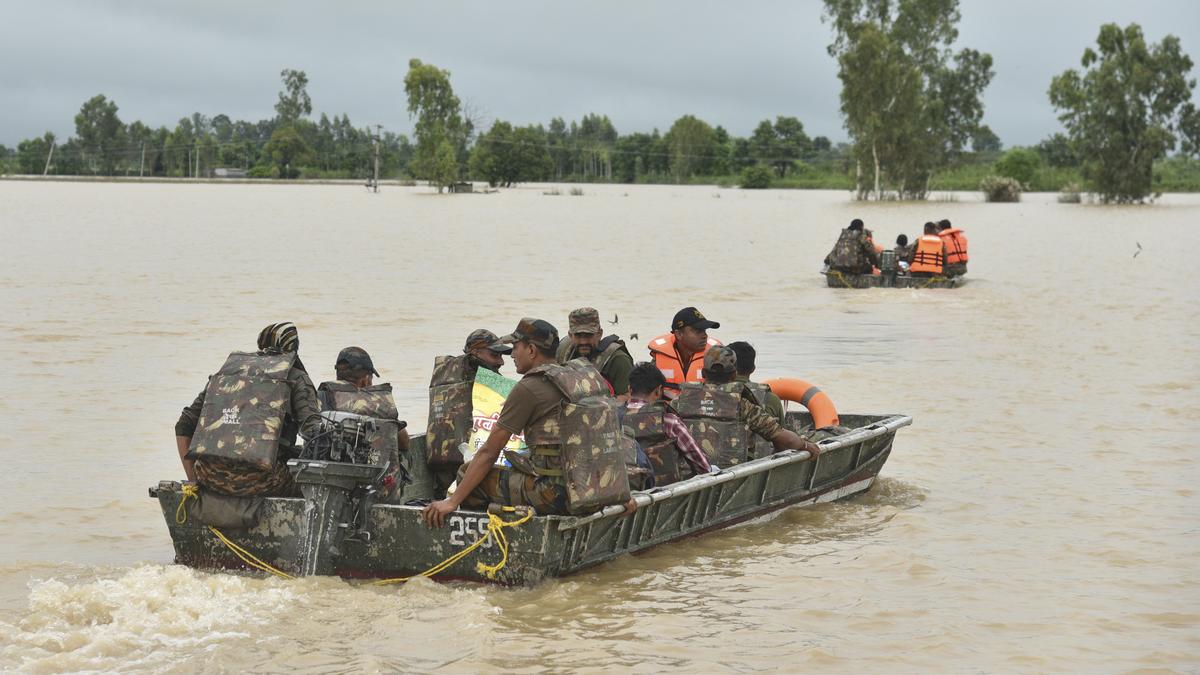 https://th-i.thgim.com/public/incoming/r8f6en/article70006781.ece/alternates/LANDSCAPE_1200/India_Extreme_Weather_Floods_89703.jpg