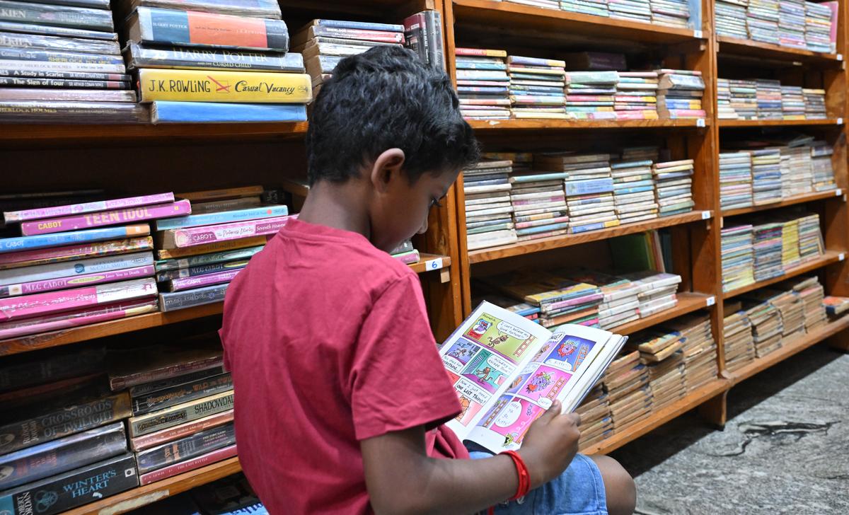 लाइब्रेरी में एक युवा पाठक लाइब्रेरी में एक युवा पाठक